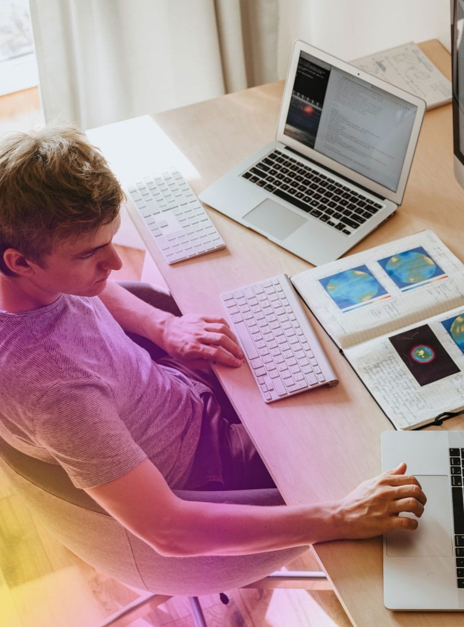 Agencia de Branding Diseñador trabajando en branding en su escritorio, usando su computadora