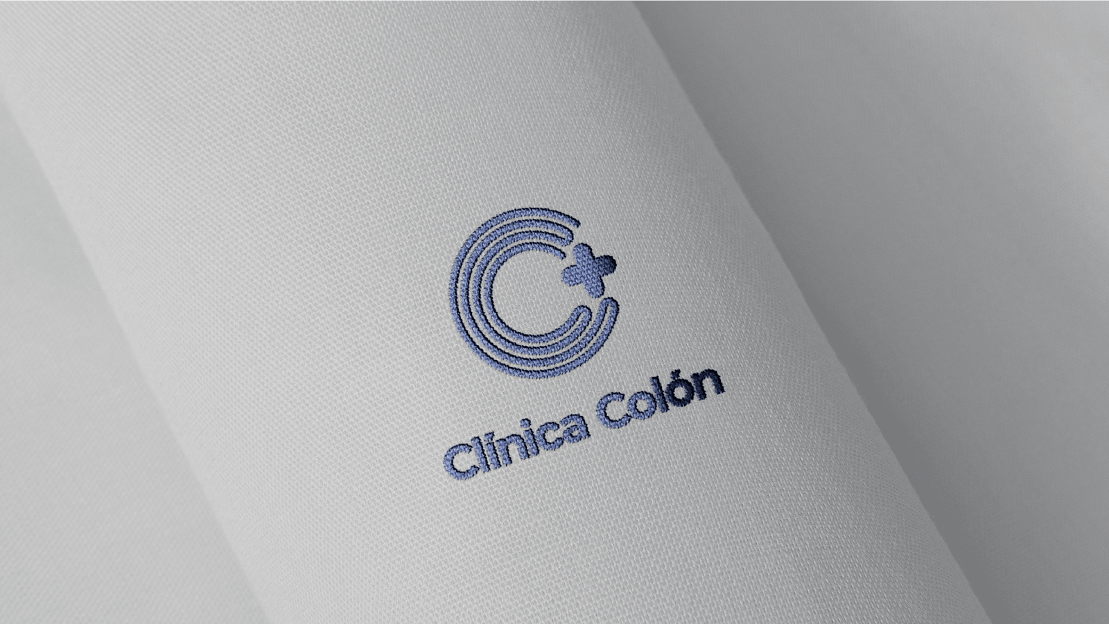 Desarrollo de Marca para la Clínica Isologo de la Clínica Colón, bordado en una sábana